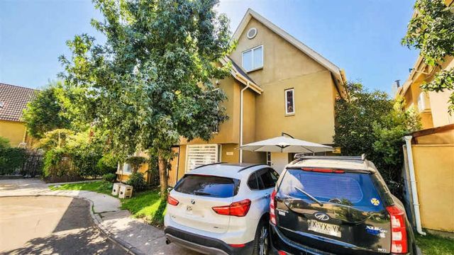 Rebajada! Casa 4 Dor. 3 Pisos Aire Ac. Condominio Interior