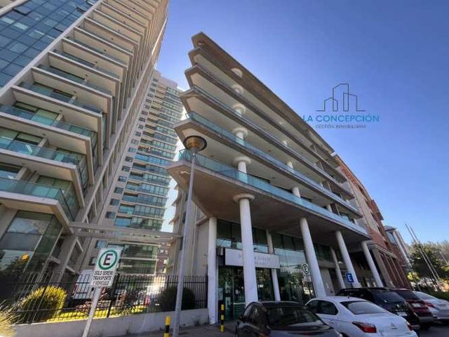 Central departamento con estacionamiento y bodega.