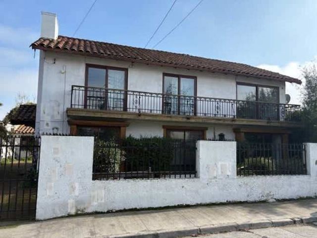 Amplia Casa En Venta De 4 Dorm. En Sector Residencial Rgua.