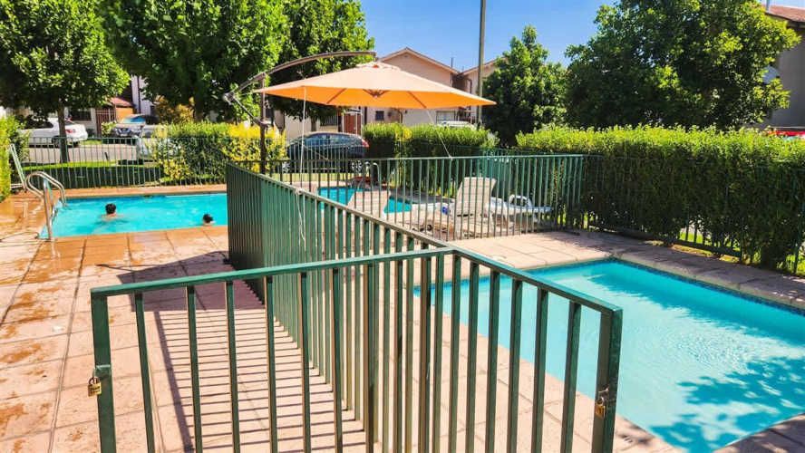 Casa Esquina Grande Con 3 Est. 3 Dor. + Estar En Condomi