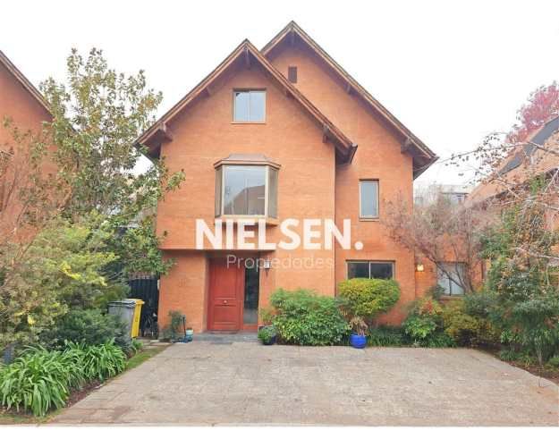 Casa En Venta De 4 Dormitorios Más Servicio En Lo Barnechea