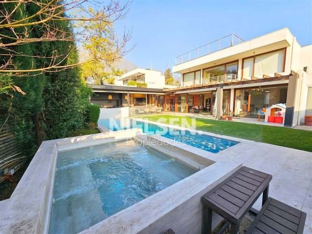 Casa En Venta De 5 Dormitorios En La Reina