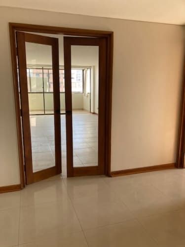 AMPLIO DEPARTAMENTO REMODELADO, 3 DORMITORIOS, 4 BAÑOS, ESTACIONAMIENTO Y BODEGA