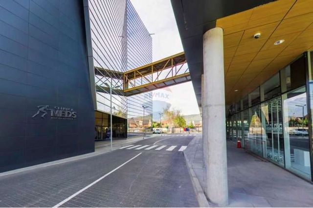 Oficina con estacionamiento y bodega clinica meds