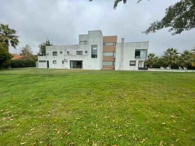 Casa En Venta De 8 Dorm. En Linares