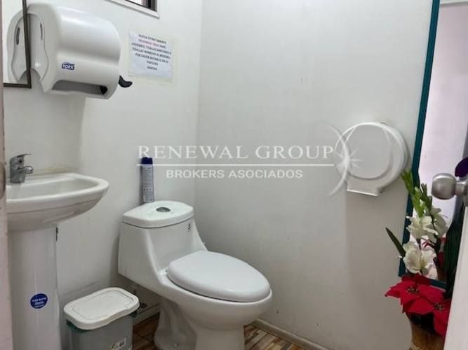 Amplio local comercial con excelente ubicacio (122702)