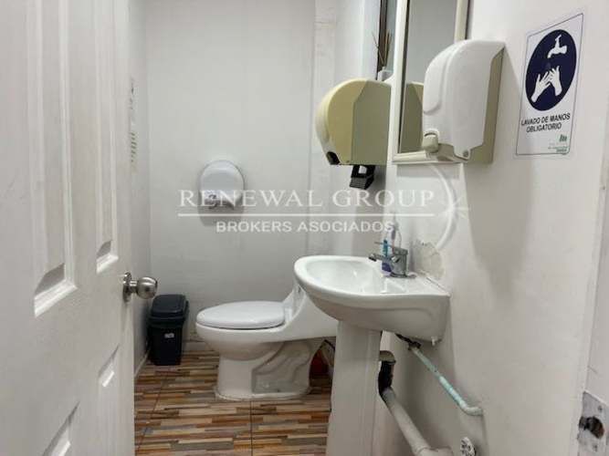 Amplio local comercial con excelente ubicacio (122702)