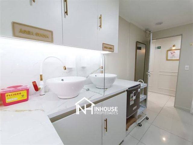 OFICINA CLINICA ESTETICA CON PERMISOS SEREMI AL DIA