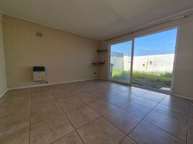 CASA ESPECIAL FAMILIA CON NIÑOS FRENTE A PLAZA DE JUEGOS