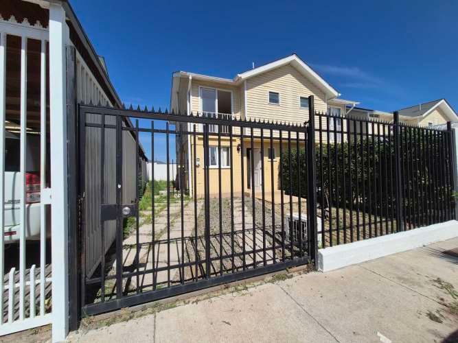 CASA ESPECIAL FAMILIA CON NIÑOS FRENTE A PLAZA DE JUEGOS