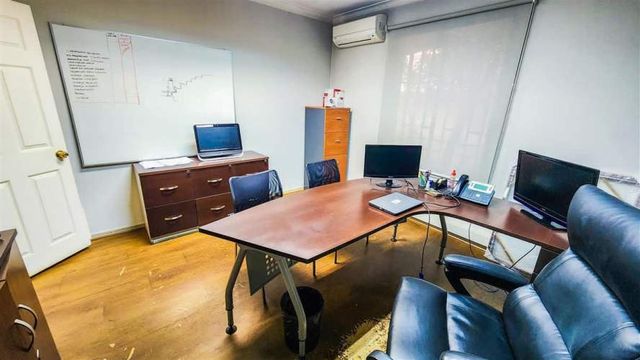 Casa Oficina 1.062/378 Mtrs. Prox. Metro Linea 8