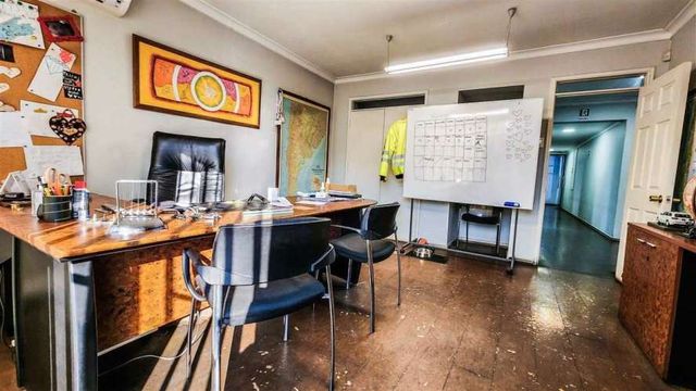 Casa Oficina 1.062/378 Mtrs. Prox. Metro Linea 8