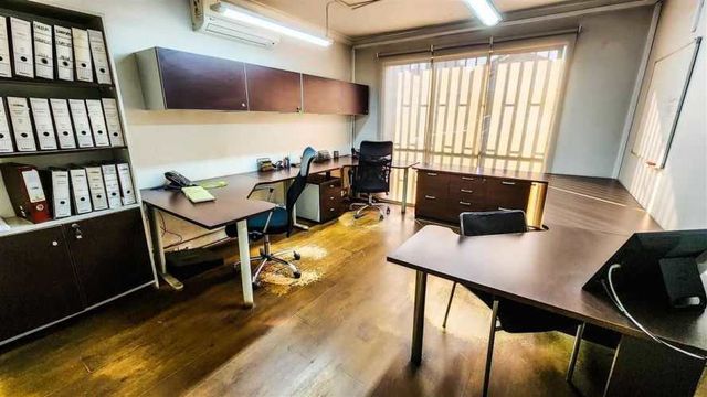 Casa Oficina 1.062/378 Mtrs. Prox. Metro Linea 8