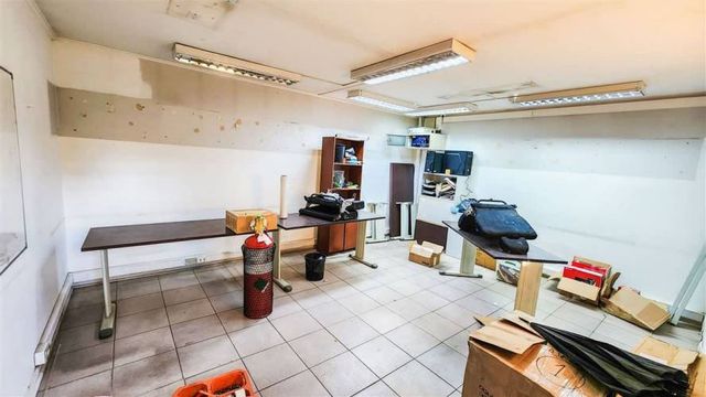 Casa Oficina 1.062/378 Mtrs. Prox. Metro Linea 8