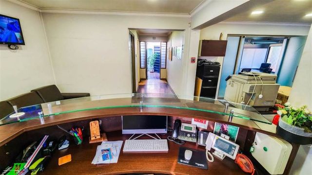 Casa Oficina 1.062/378 Mtrs. Prox. Metro Linea 8