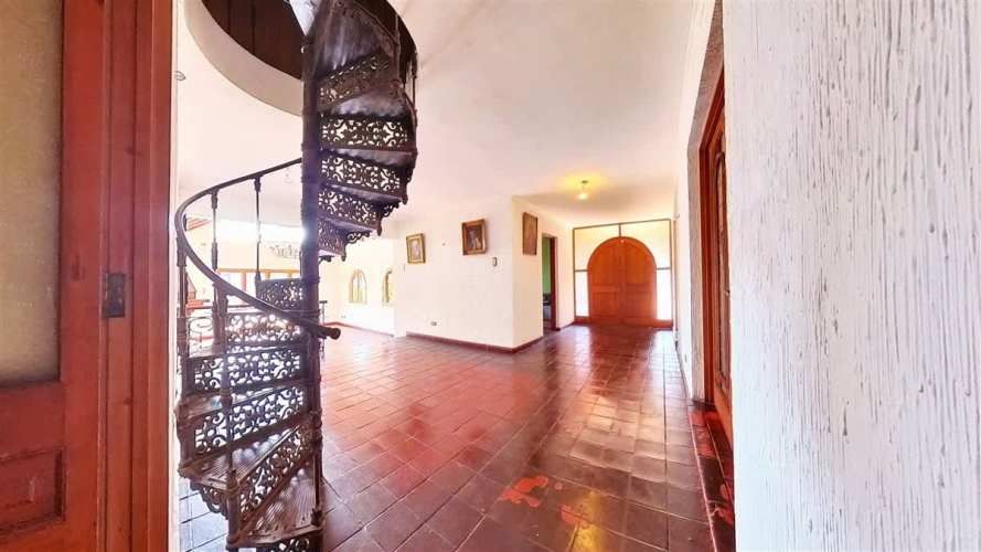 Parcela Con Gran Casa Y Un Hermoso Entorno Natural.