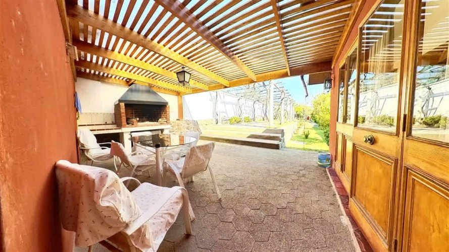 Parcela Con Gran Casa Y Un Hermoso Entorno Natural.