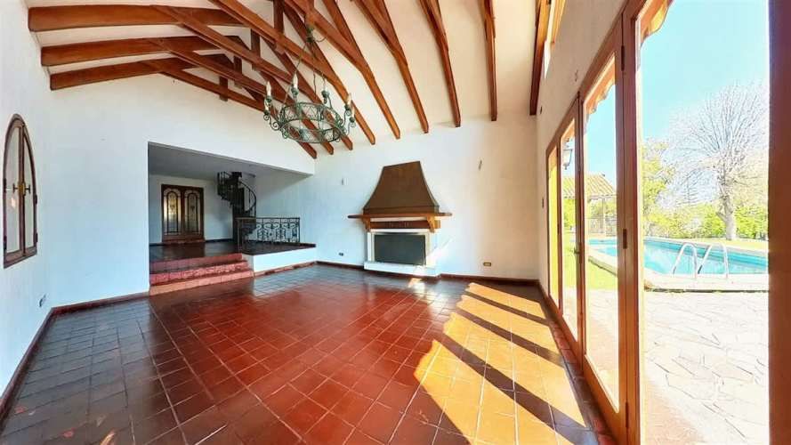 Parcela Con Gran Casa Y Un Hermoso Entorno Natural.