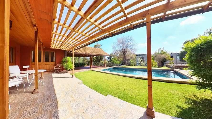 Parcela Con Gran Casa Y Un Hermoso Entorno Natural.