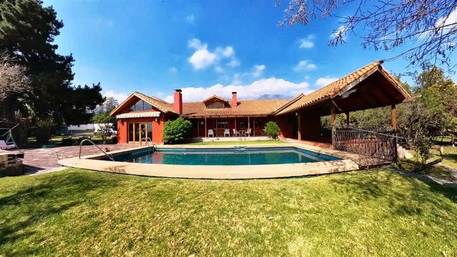 Parcela Con Gran Casa Y Un Hermoso Entorno Natural.