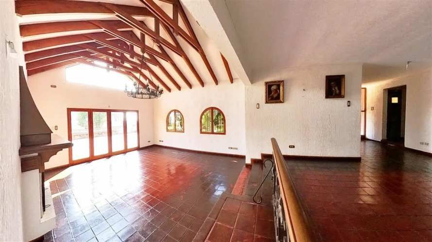 Parcela Con Gran Casa Y Un Hermoso Entorno Natural.