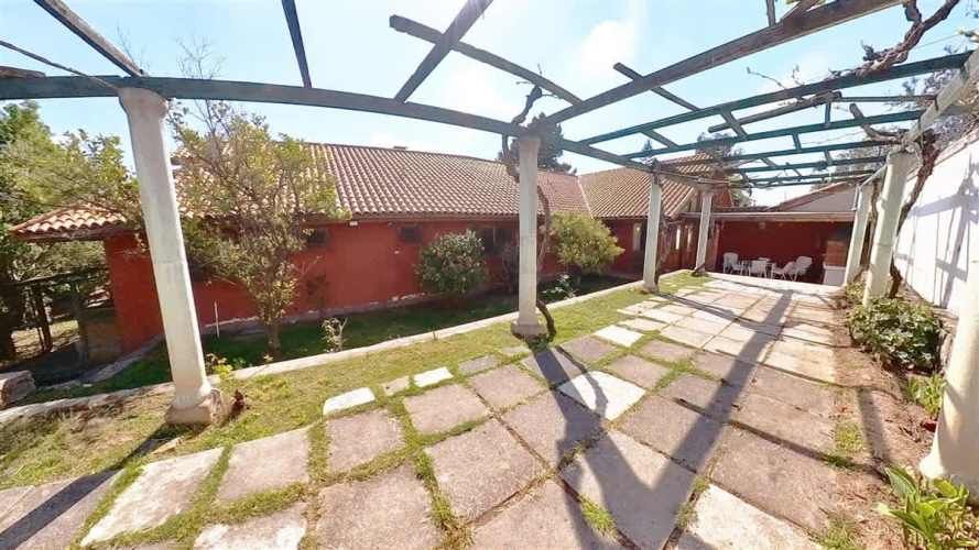 Parcela Con Gran Casa Y Un Hermoso Entorno Natural.