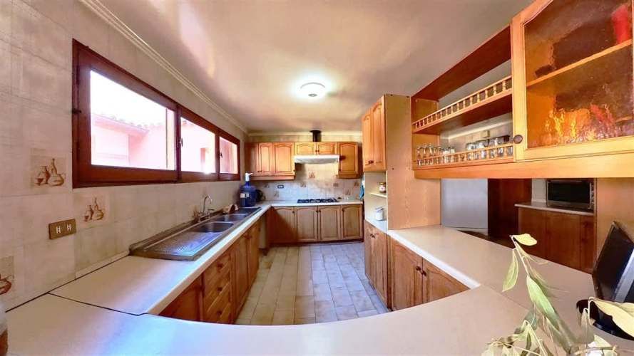 Parcela Con Gran Casa Y Un Hermoso Entorno Natural.