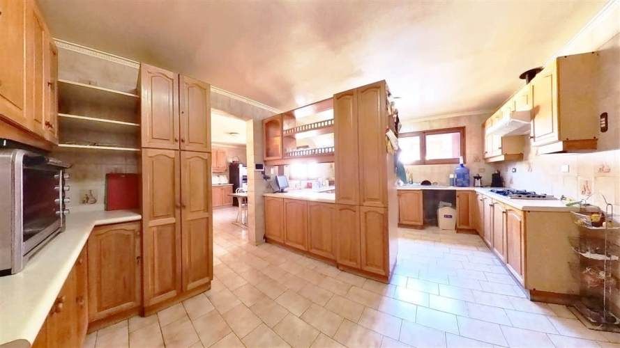 Parcela Con Gran Casa Y Un Hermoso Entorno Natural.