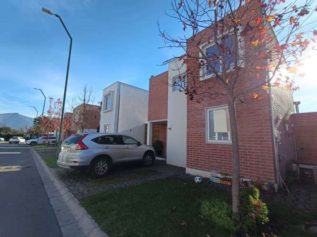 Linda y gran casa ubicada en Isla de Maipo condominio urbano.