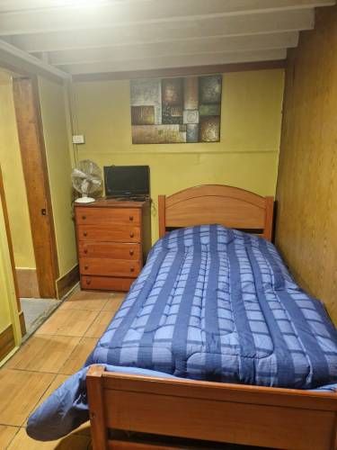 Dormitorio semi amoblado con baño privado