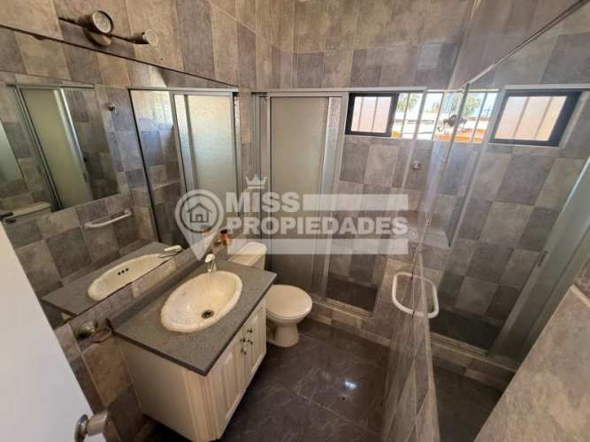 SE VENDE CASA EN SECTOR CENTRO