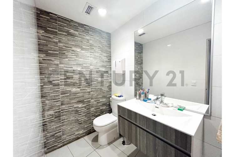 SE VENDE OF. AMOBLADA DE 2 PISOS EN C. EMPRESARIAL