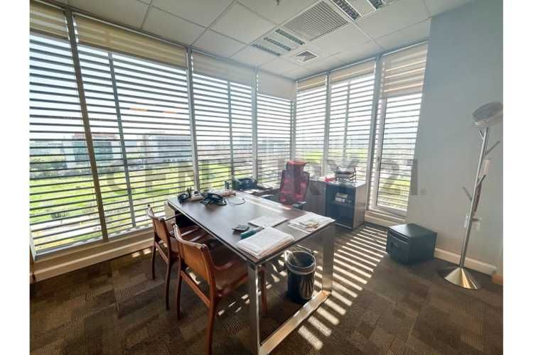 SE VENDE OF. AMOBLADA DE 2 PISOS EN C. EMPRESARIAL