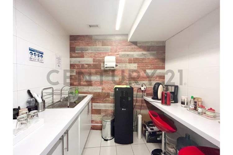 SE VENDE OF. AMOBLADA DE 2 PISOS EN C. EMPRESARIAL