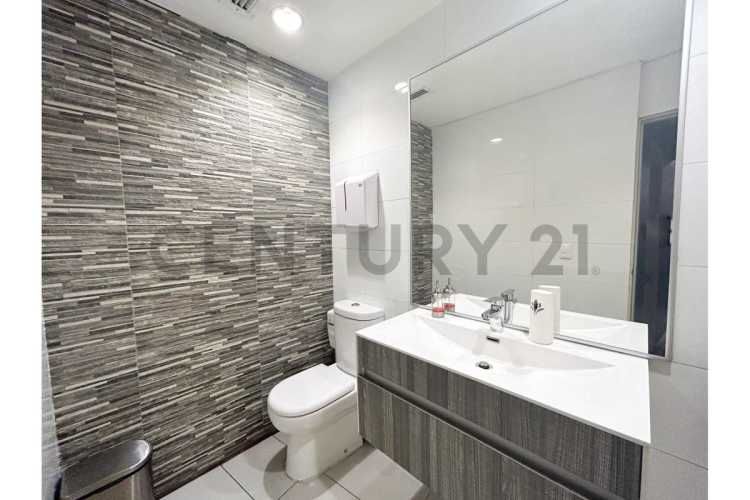 SE VENDE OF. AMOBLADA DE 2 PISOS EN C. EMPRESARIAL