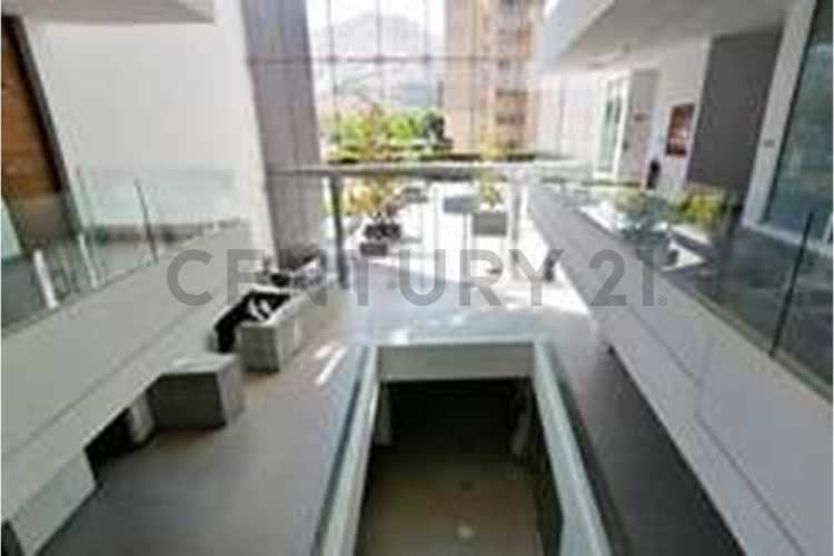 SE VENDE OF. AMOBLADA DE 2 PISOS EN C. EMPRESARIAL