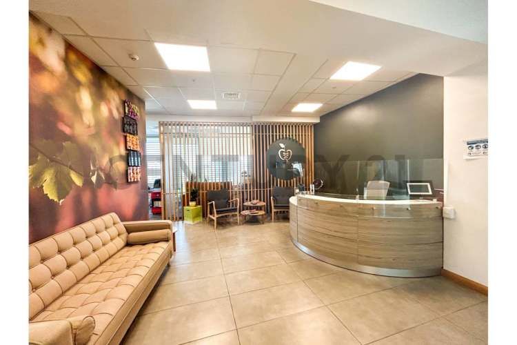 SE VENDE OF. AMOBLADA DE 2 PISOS EN C. EMPRESARIAL