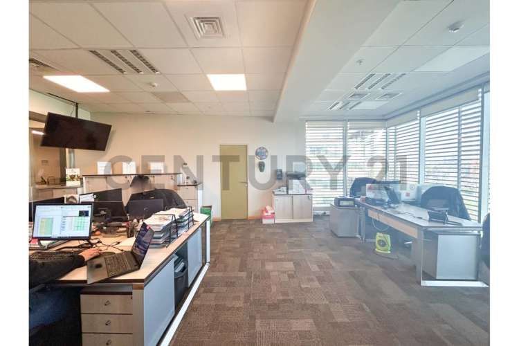 SE VENDE OF. AMOBLADA DE 2 PISOS EN C. EMPRESARIAL