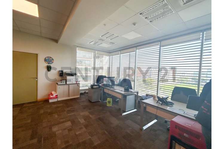 SE VENDE OF. AMOBLADA DE 2 PISOS EN C. EMPRESARIAL