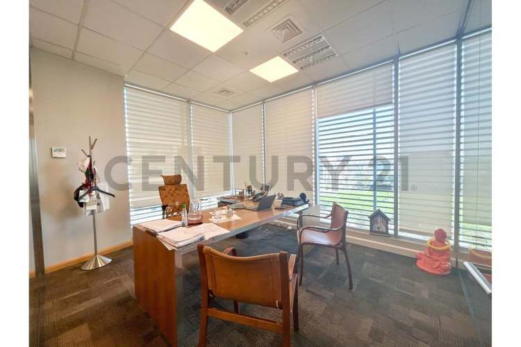 SE VENDE OF. AMOBLADA DE 2 PISOS EN C. EMPRESARIAL