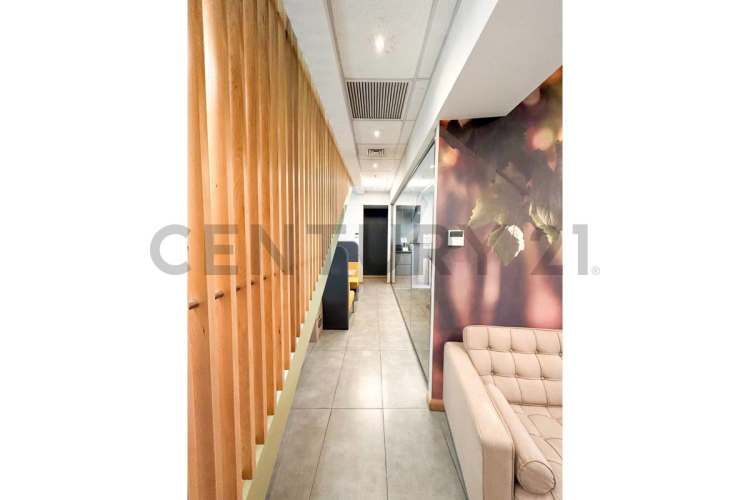 SE VENDE OF. AMOBLADA DE 2 PISOS EN C. EMPRESARIAL