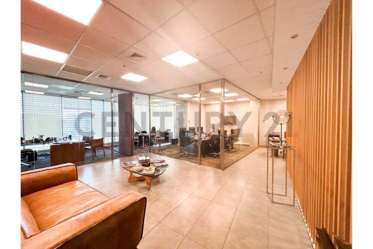 SE VENDE OF. AMOBLADA DE 2 PISOS EN C. EMPRESARIAL