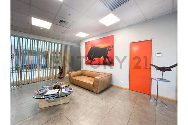 SE VENDE OF. AMOBLADA DE 2 PISOS EN C. EMPRESARIAL