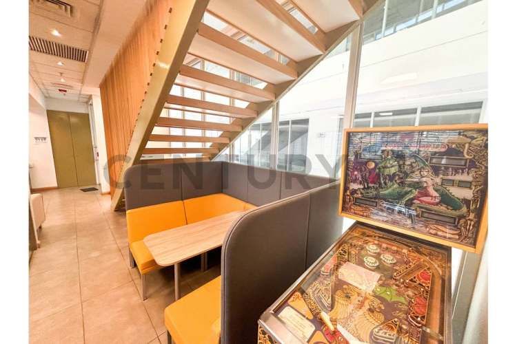 SE VENDE OF. AMOBLADA DE 2 PISOS EN C. EMPRESARIAL