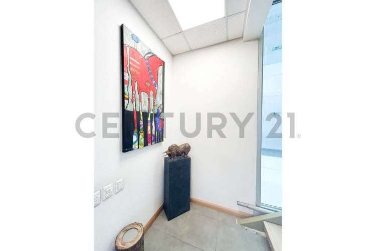 SE VENDE OF. AMOBLADA DE 2 PISOS EN C. EMPRESARIAL