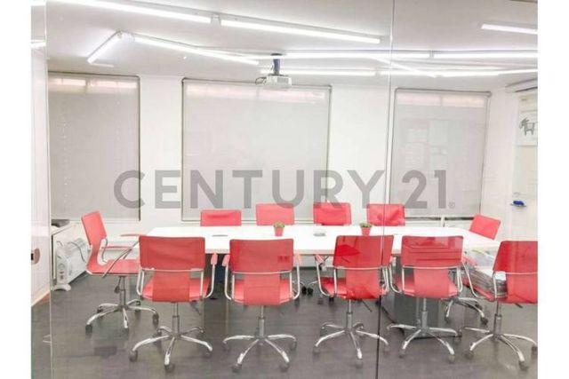 VENDE ESTUPENDA OFICINA SECTOR PUC (DESOCUPADA)