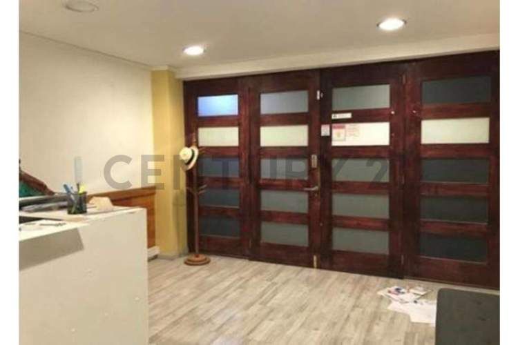 SE ACEPTAN OFERTAS SE VENDE OFICINA EN EDIFICIO CENTRICO SANTIAGO