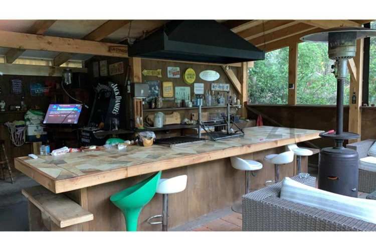 CASA CON 3 CABAÑAS PISCINA QUINCHO Y TINAJA  EN PARCELA