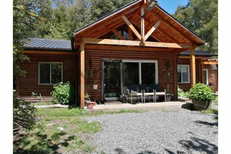 CASA CON 3 CABAÑAS PISCINA QUINCHO Y TINAJA  EN PARCELA