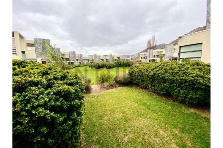 SE VENDE ESPACIOSO Y MODERNO TOWNHOUSE CHICUREO